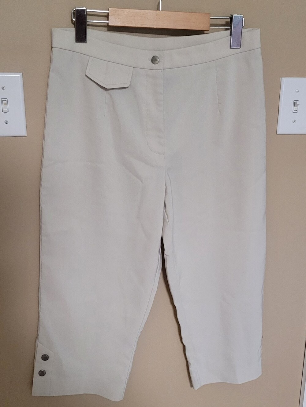 💜2 for $10💜 Bundle and save Cream Cropped Dress Pants